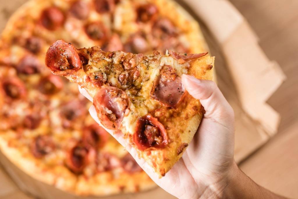 Dia do Bacon: Domino’s e Perdigão darão desconto de 40% em pizzas; veja como conseguir