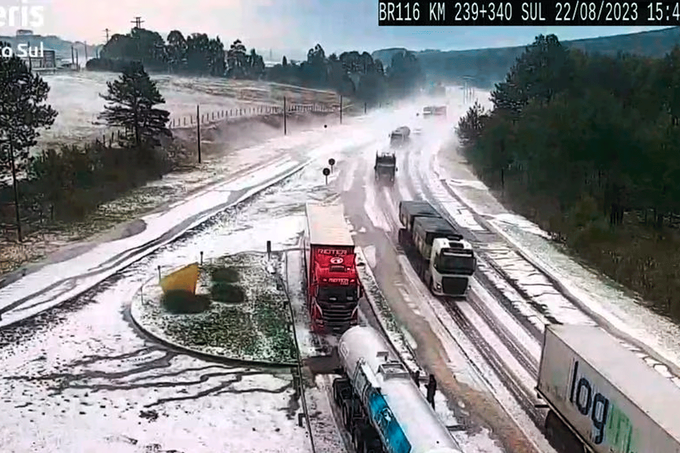 Chuva de granizo deixa camada de gelo de 10 cm em Santa Catarina; veja imagens