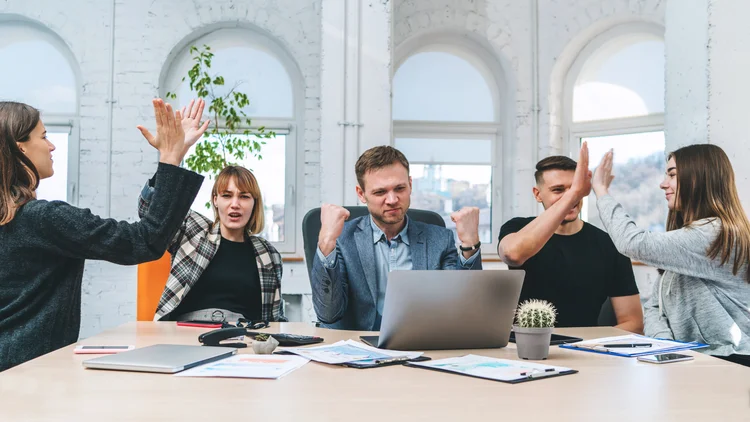 Front, View, Shot, Of, high Five, Happy, Business, People, Celebrating, Success, reunião, pessoas comemorando (Shutterstosk/Shutterstock)