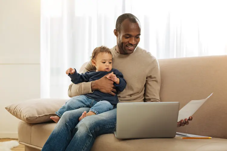 Além de afetar os homens adultos, distanciamento também atrapalha o desenvolvimento afetivo dos seus filhos (Shutterstock/Shutterstock)