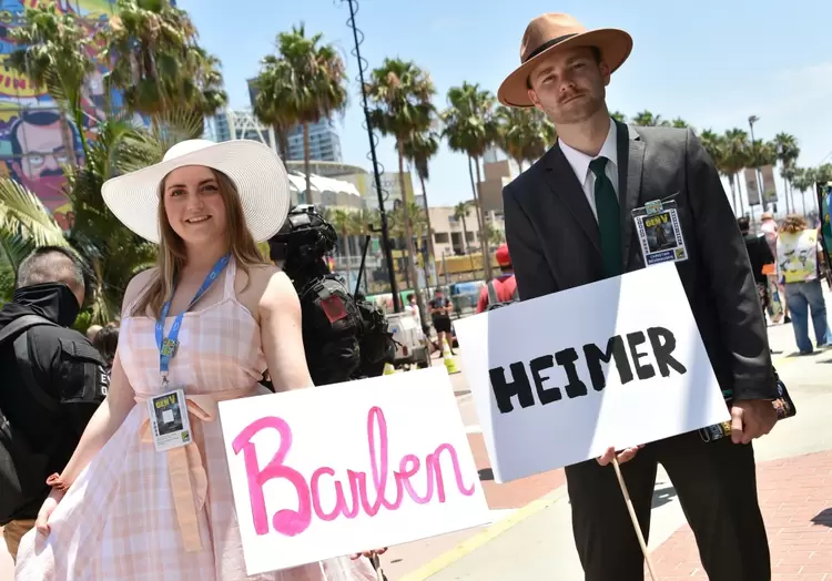 Cosplayers com o meme 'Barbenheimer' durante Comic-Con de San Diego. (AFP/AFP)