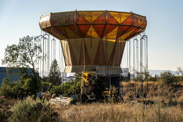 Carrossel abandonado no parque de diversões Tivoli, em Nicósia. (AFP/AFP)
