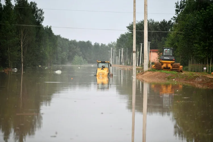 Avenida inundada na cidade de Baoding, província de Hebei, norte da China, em 1º de agosto de 2023 (Jing Xuan TENG, Ludovic EHRET/AFP Photo)