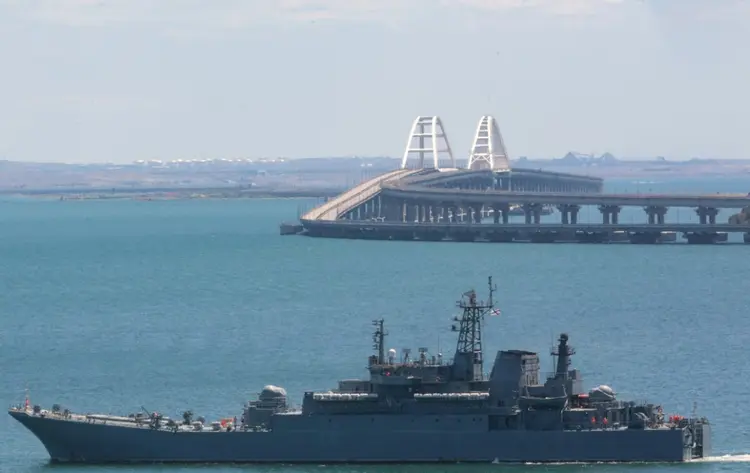 Navio de guerra russo perto da ponte Kerch, que liga o território da Rússia à Crimeia, em 17 de julho de 2023 (AFP/AFP)