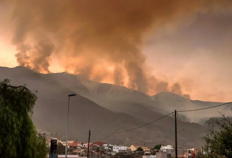 De acordo com as autoridades, cerca de 250 bombeiros combatem as chamas (AFP/AFP Photo)
