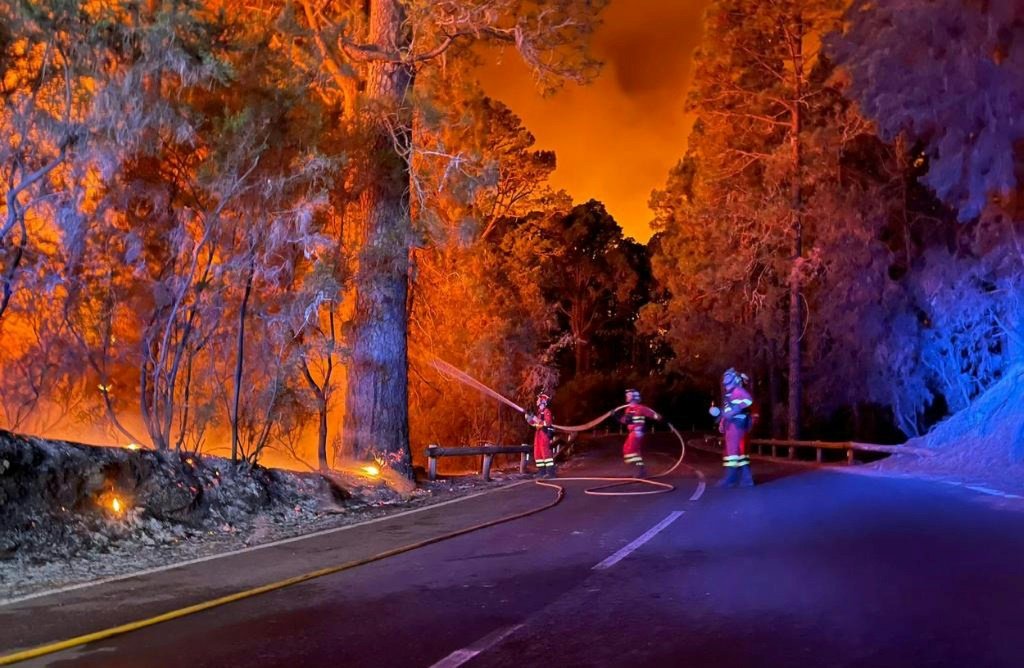 Ventos fortes alimentam incêndio em ilha espanhola e provocam mais evacuações