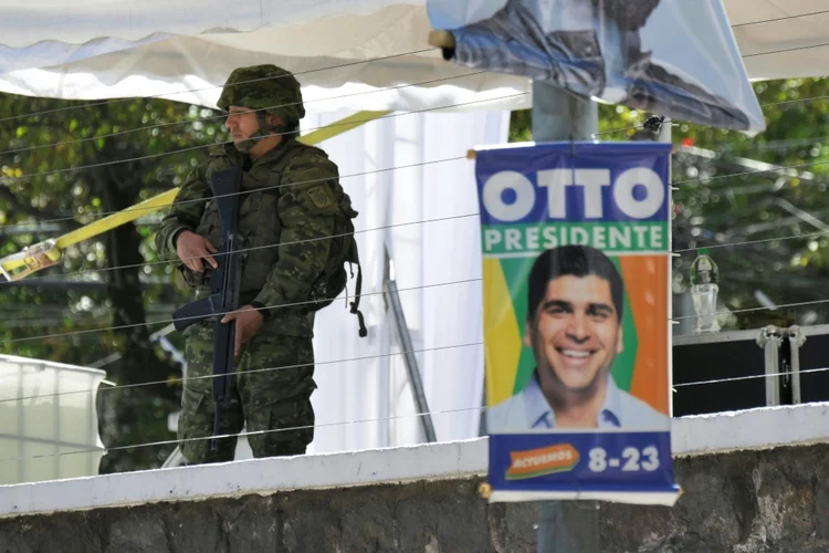 O primeiro turno das eleições presidenciais será realizado no domingo no Equador, que tem sido abalado pela violência em curso (AFP/AFP Photo)