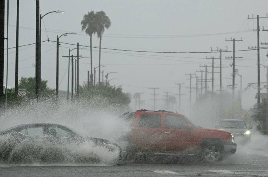 Tempestade tropical Hilary provoca chuvas recordes na Califórnia