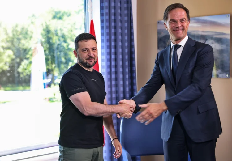 O presidente ucraniano, Volodimir Zelensky (esquerda), e o primeiro- ministro holandês, Mark Rutte (direita), em 20 de agosto de 2023 em Eindhoven, sul da Holanda (AFP/AFP)
