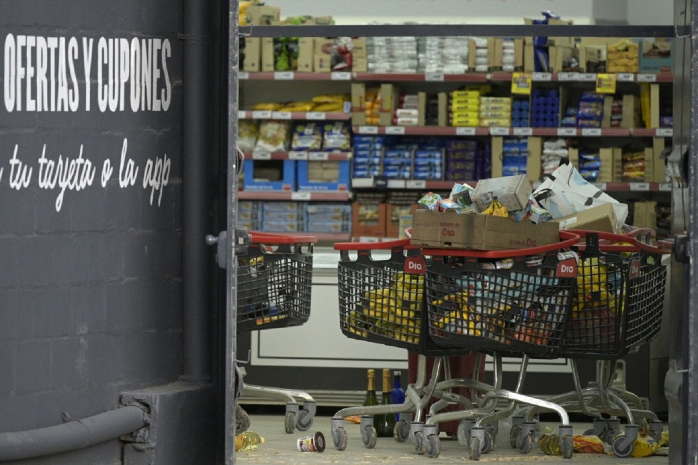 Carrinhos com produtos em um supermercado saqueado em José C. Paz, subúrbio de Buenos Aires, em 22 de agosto de 2023