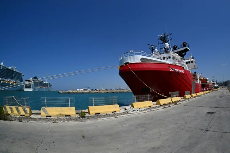 O Ocean Viking, navio-ambulância da ONG SOS Méditerranée, no cais de Civitavecchia, na Itália (AFP/AFP)