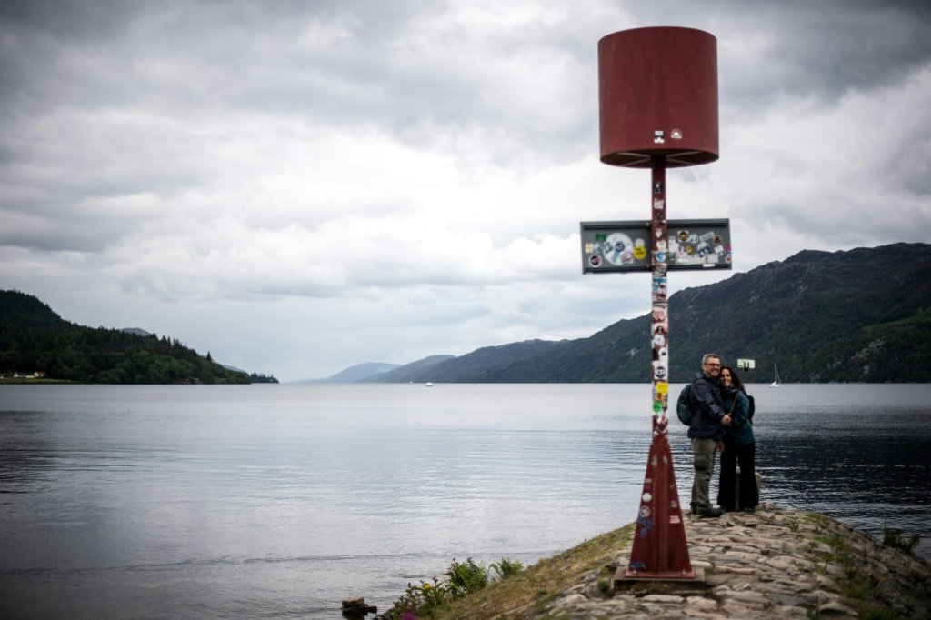 Turistas tiram uma foto em frente ao Lago Ness, na Escócia. (AFP/AFP)