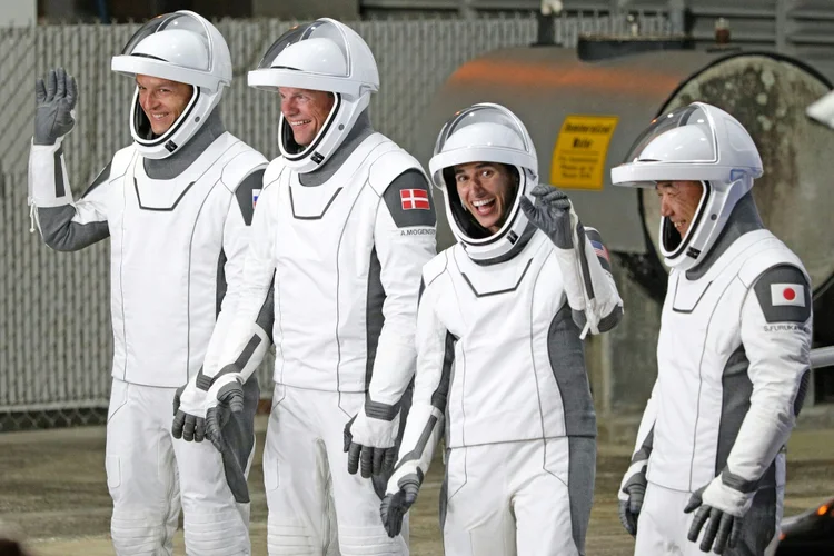 A missão Crew-7 é comandada pela astronauta americana Jasmin Moghbeli, que realiza sua primeira viagem ao espaço, assim como o russo Konstantin Borisov. A tripulação também inclui o dinamarquês Andreas Mogensen e o japonês Satoshi Furukawa (Greg Newton/AFP)