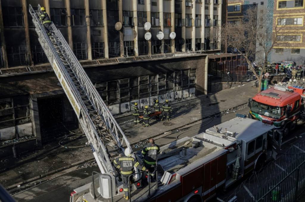 Incêndio em edifício de Johannesburgo deixa mais de 70 mortos