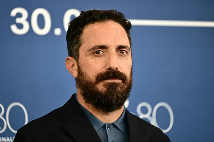 O diretor chileno Pablo Larraín posa durante o photocall do filme "El Conde", apresentado em competição na 80ª edição do Festival de Cinema de Veneza. (AFP/AFP)