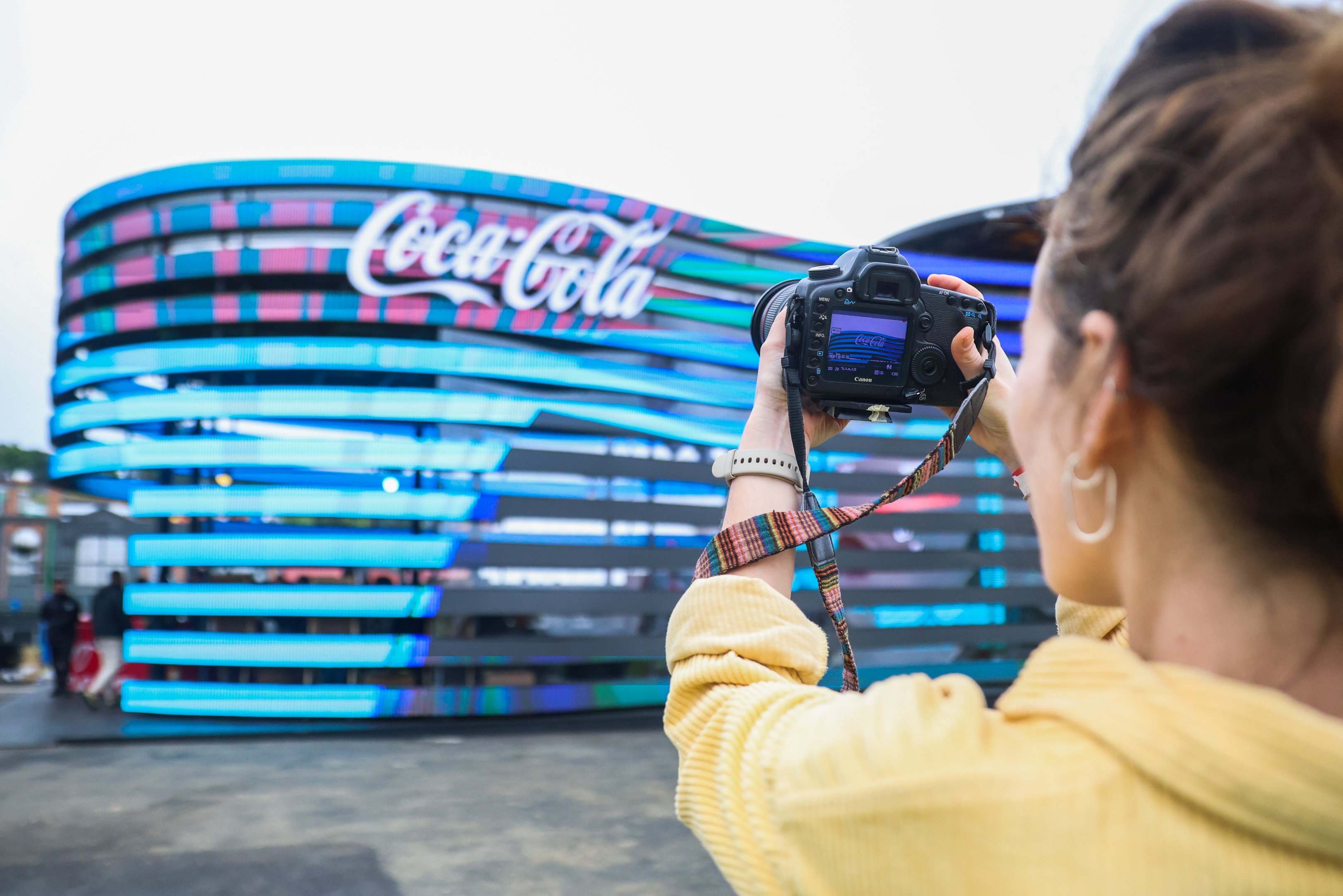 Coke Studio, no The Town 2023: área de 600 m² mudou de cor, saiu do tradicional vermelho da Coca-Cola para o verde e azul, em menção às florestas e ao oceano, trazendo uma reflexão sobre as questões climáticas (Ricardo Ricardo Matsukawa/Divulgação)