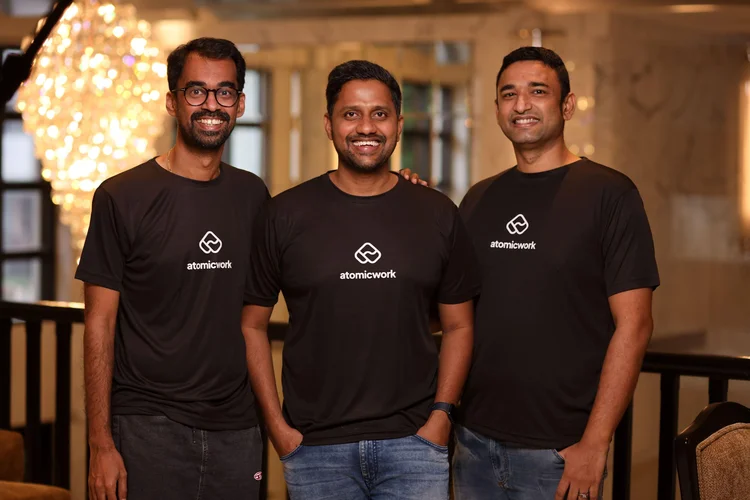 Fundadores da Atomicwork: Vijay Rayapati, Kiran Darisi e Parsuram Vijayasankar (Atomicwork/Reprodução)