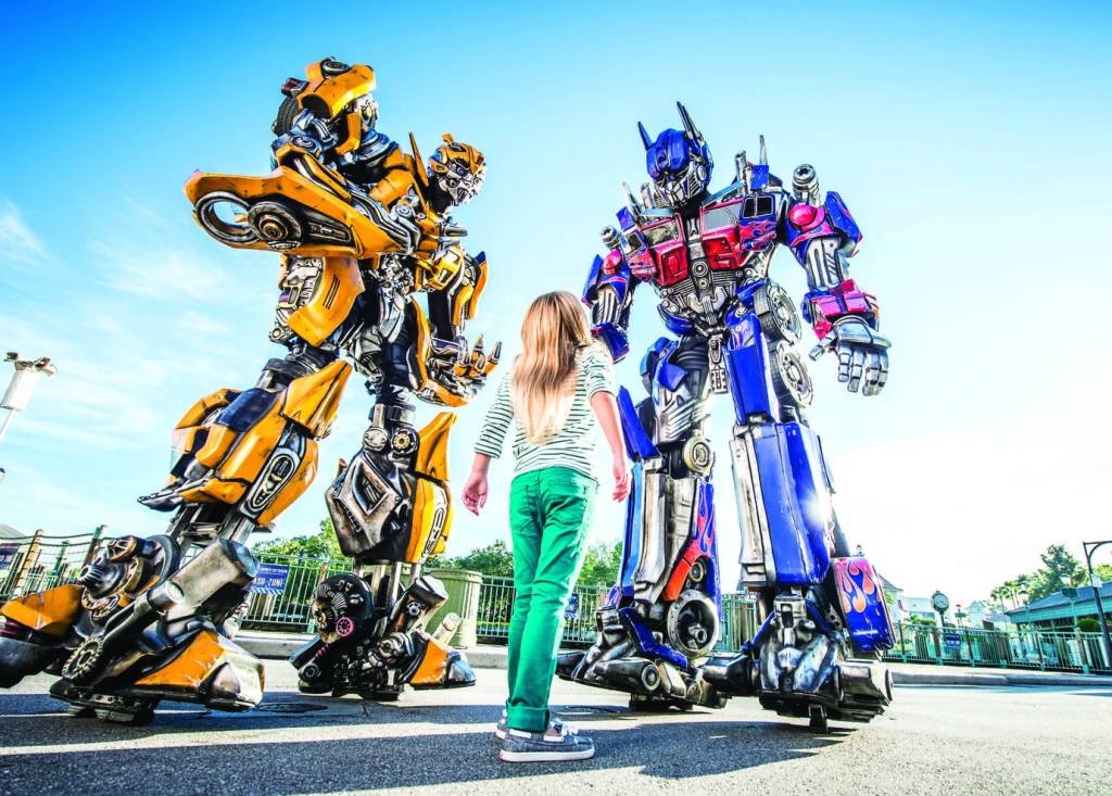 17_Optimus Prime and Bumblebee Meet-and-Greets_© 2018 Hasbro. © 2018 DW Studios L.L.C. and Paramount Pictures Corporation. All rights reserved. Licensed by Hasbro (1)