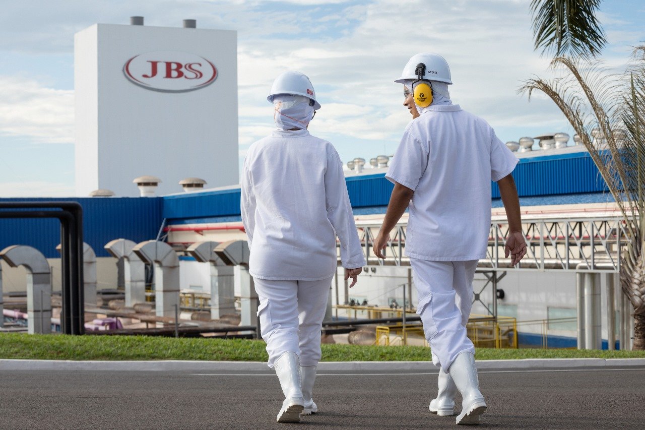 Lista de emprego: JBS tem 5 mil; Emirates tem opção no exterior e mais empresas com vagas abertas