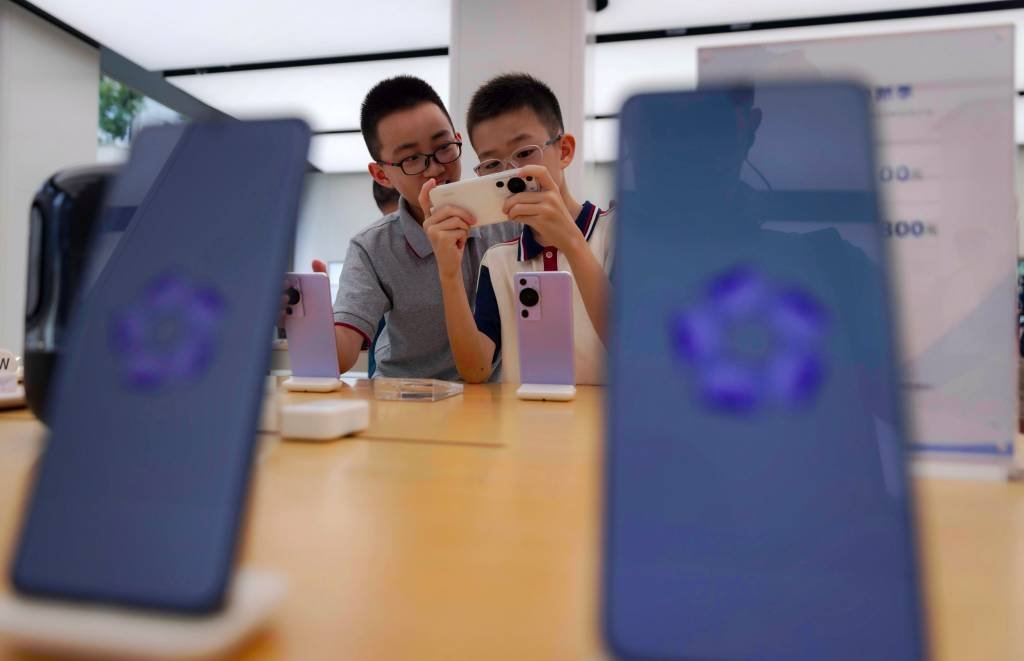 Enquanto a Apple enfrenta bloqueio na China, a Huawei apresenta um concorrente para o iPhone