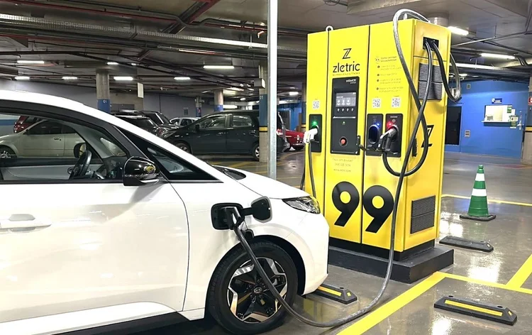 Posto de recarga da 99 em estacionamento na alameda Jaú, em São Paulo (99/Divulgação)