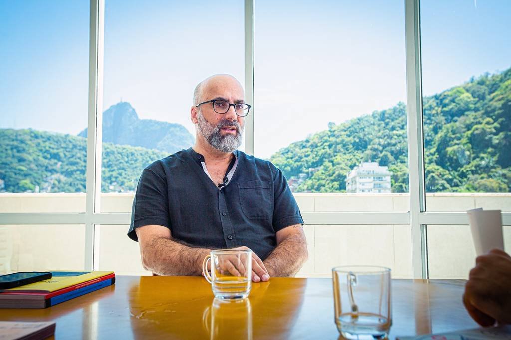 Hugo Mãe: O escritor ainda enfatiza como a cultura brasileira foi um marco para a superação de preconceitos presentes na cultura portuguesa no fim do século passado (UM BRASIL/Divulgação)