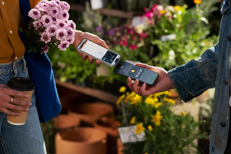 Tap to Pay no iPhone: permite que empresas aceitem o Apple Pay, cartões de crédito e débito por aproximação e outras carteiras digitais com segurança e facilidade usando apenas um iPhone e o app do parceiro para iOS (Apple/Reprodução)