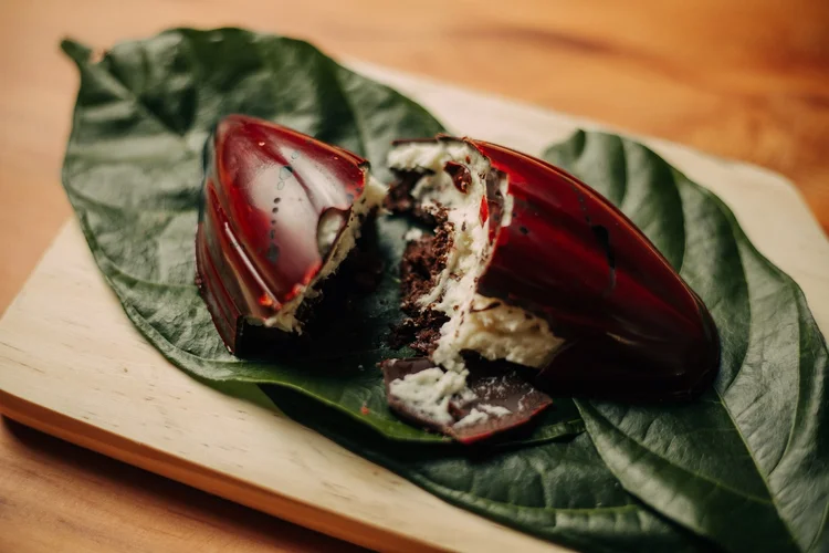 Cacauaçu: casquinha de cacau recheada com mousse aerada de cupuaçu sobre base de brownie. (Pedro Ferrarezzi/Divulgação)