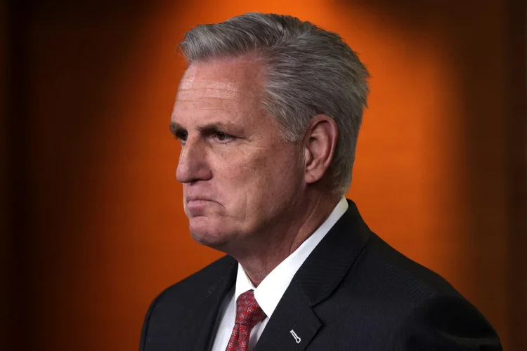 O presidente da Câmara dos Representantes, Kevin McCarthy, tentou passar uma legislação que estenderia o prazo em um mês, mas o plenário rejeitou a opção (Alex Wong/Getty Images)