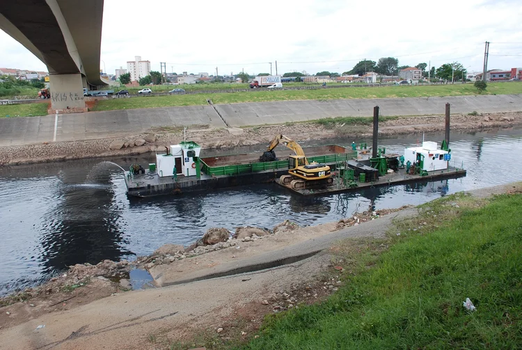 Tietê: a principal fonte de poluição do rio é o esgoto doméstico lançado na Grande São Paulo (DAEE/Divulgação)