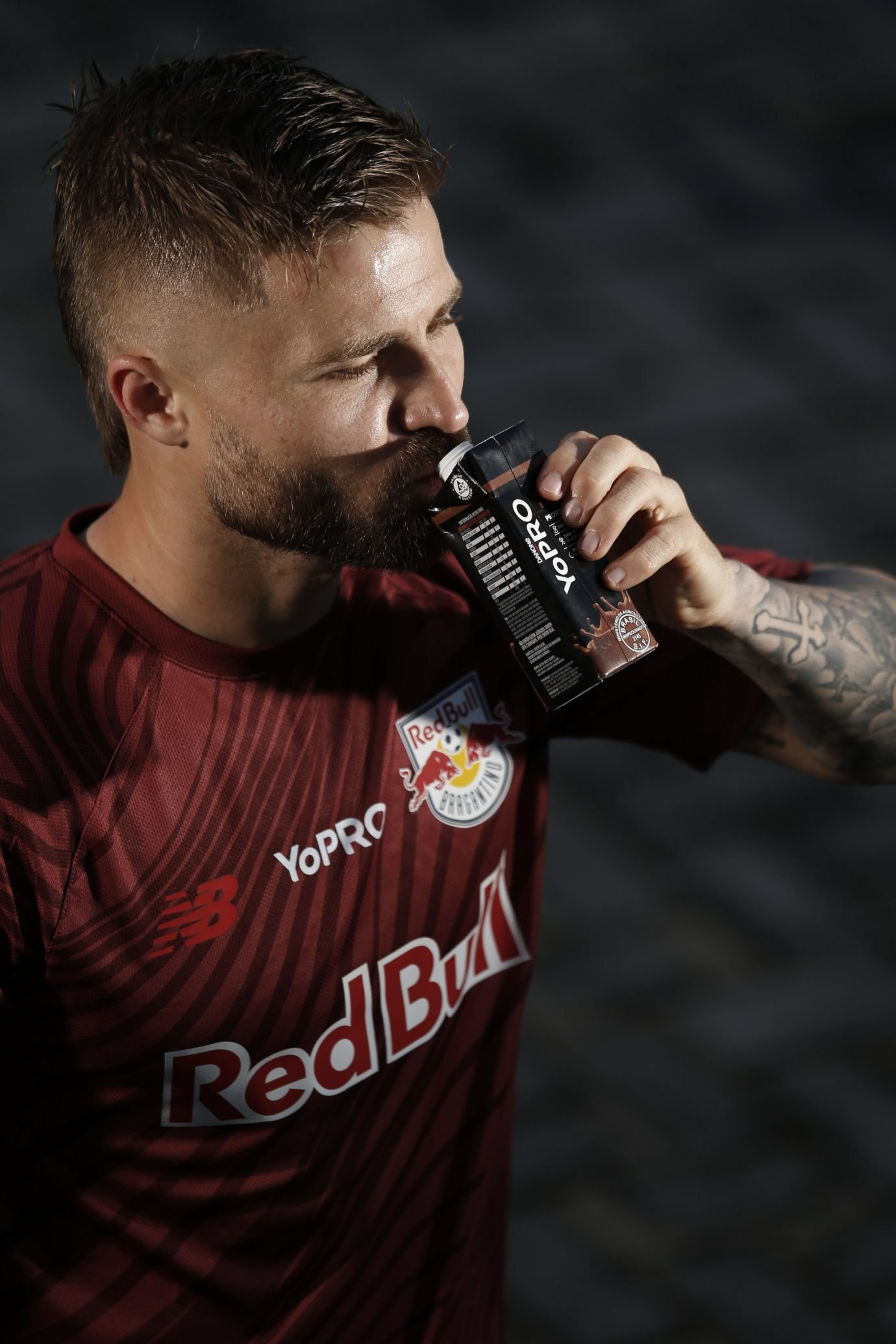 Com camisa de treino, YoPRO e Red Bull Bragantino inovam em ativação durante jogo do Brasileirão