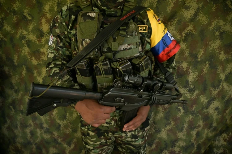 Guerrilheiro dissidente das Farc monta guarda durante entrevista de comandante conhecido como Andrey perto da cidade de Suarez, departmento (estado) do Cauca, em 30 de agosto de 2023 (Agence France-Presse/AFP Photo)