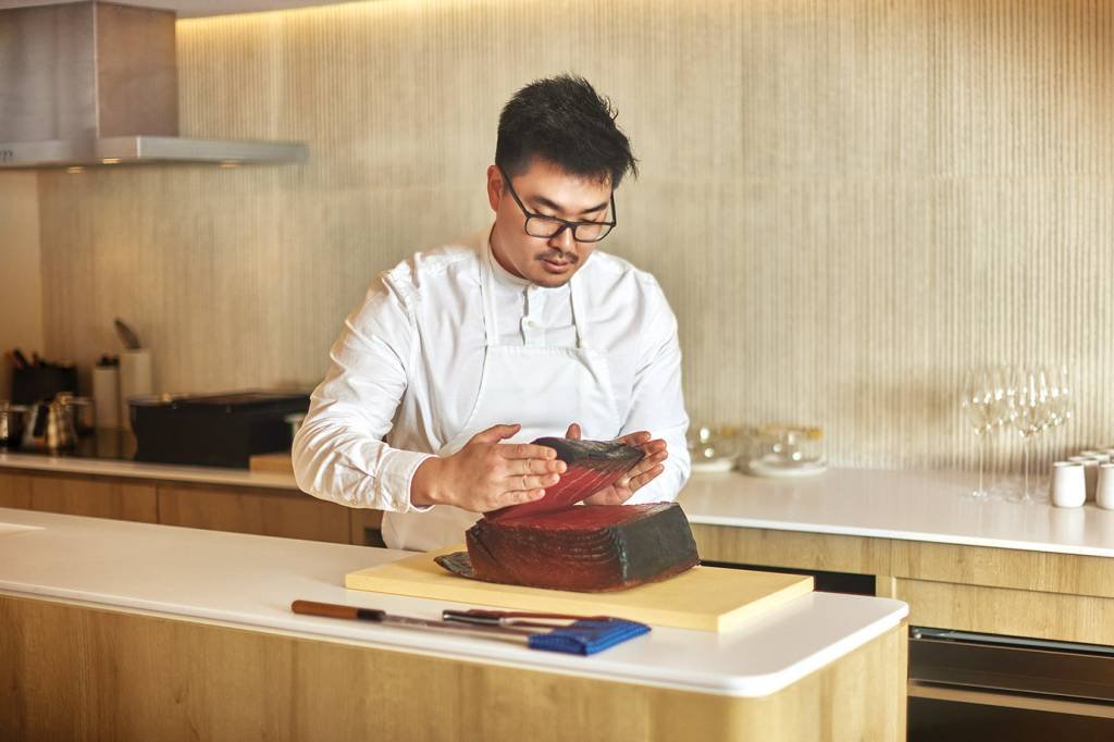 O chef Tadashi Shiraishi, do Kanoe: restaurante em São Paulo com oito lugares e acesso por QR Code (Divulgação/Divulgação)