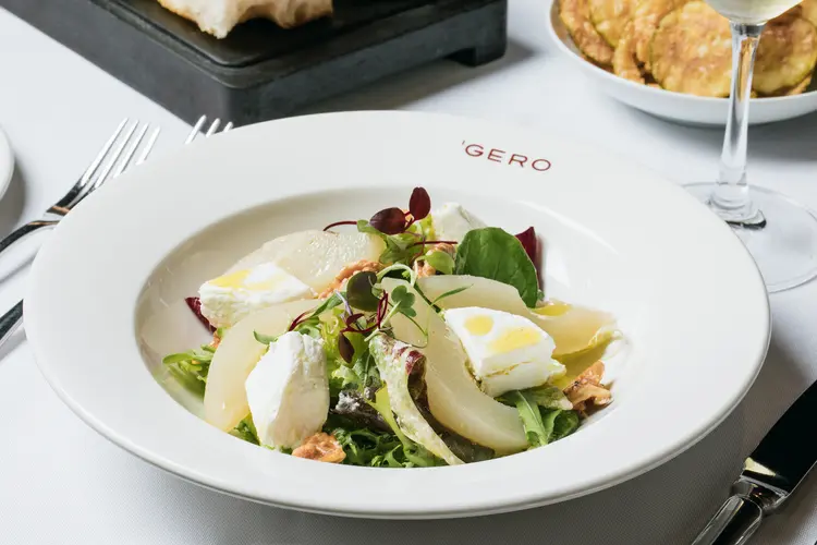 Salada de rúcula com pera, queijo de cabra e nozes: prato do Gero. (Bruno Geraldi/Divulgação)