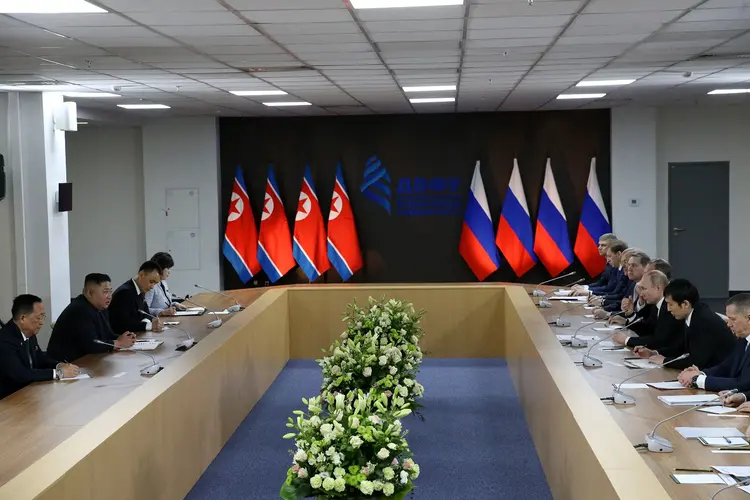 Rússia e Coreia do Norte: O encontro acontece após autoridades norte-americanas divulgarem na semana passada que a Coreia do Norte e a Rússia iriam organizar uma reunião entre seus líderes no mês de setembro para discutir cooperação militar (Mikhail Svetlov/Getty Images)