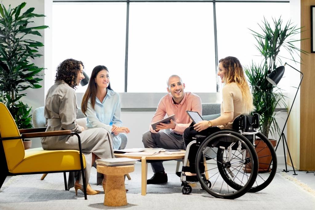 Empresas investem em ações para contratar e desenvolver a carreira de pessoas com deficiência