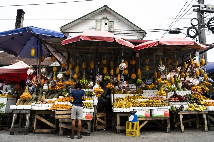 Vendedor de frutas em mercado em Georgetown, capital da Guiana (Eilon Paz/Getty Images)