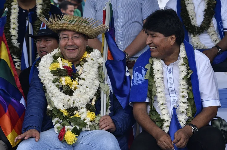 Disputa: Luis Arce (E), atual presidente, foi expulso do partido por competir com Morales a candidatura para 2025 (AIZAR RALDES/AFP/Getty Images)