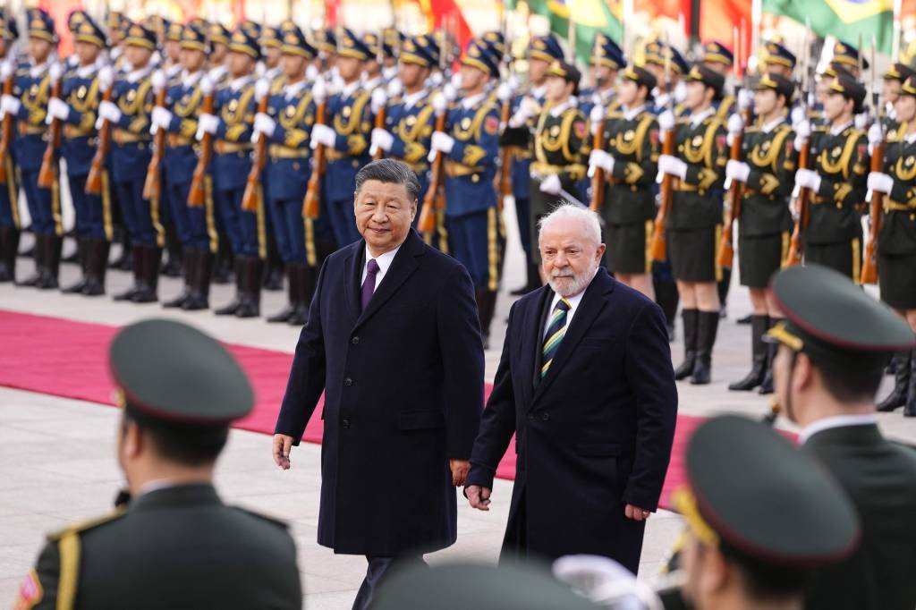 Os presidentes Xi Jinping e Lula, durante visita do líder brasileiro a Pequim, em abril (Ken Ishii/Getty Images)