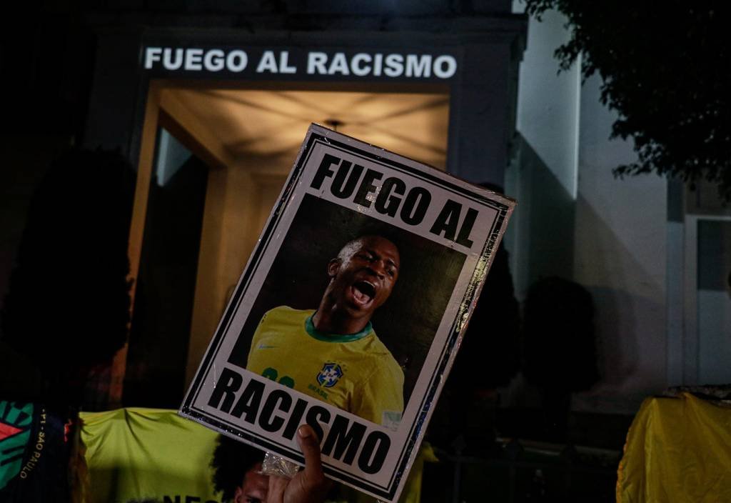 Estudo aponta que, no Brasil, 41,8% dos jogadores de futebol negros já sofreram racismo