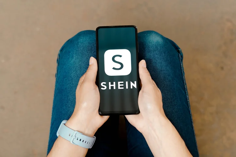 Shein: empresa também pode considerar listagem em Hong Kong ou Cingapura, segundo a Bloomberg (	SOPA Images /Getty Images)