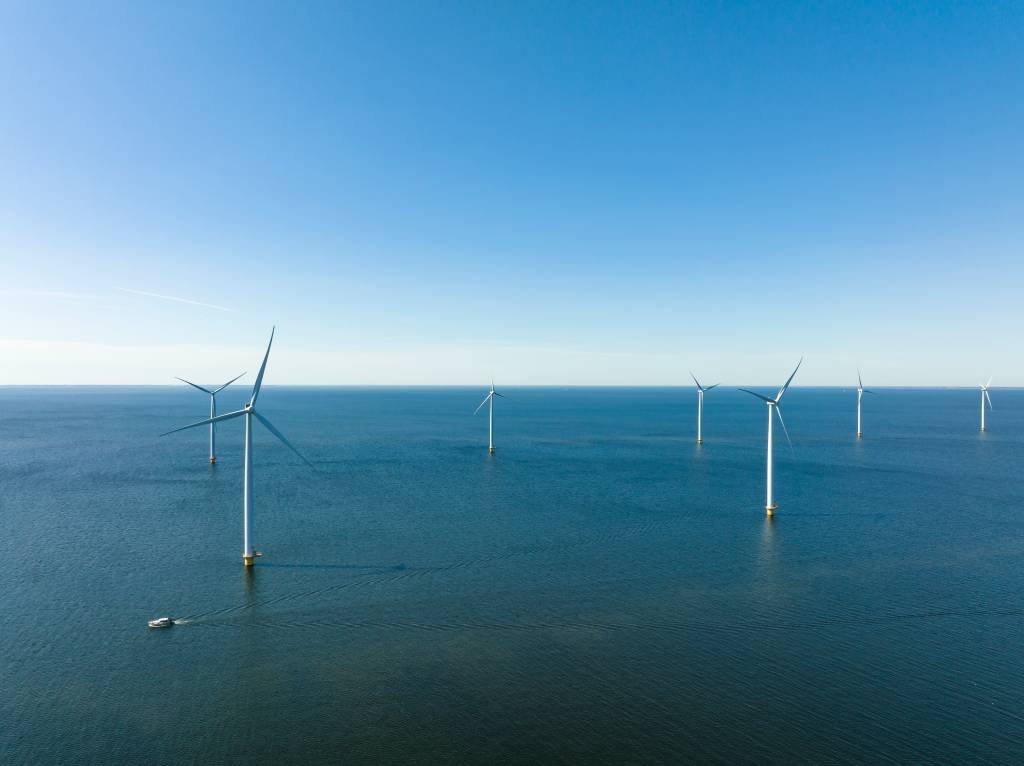 A energia eólica offshore é gerada a partir da força do vento, mas com empreendimentos instalados em alto mar (Sjoerd van der Wal/Getty Images)