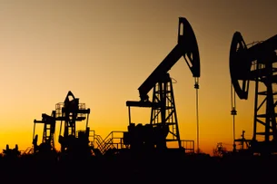 Petróleo atinge menor valor em quatro meses; plano da Opep+ é questionado