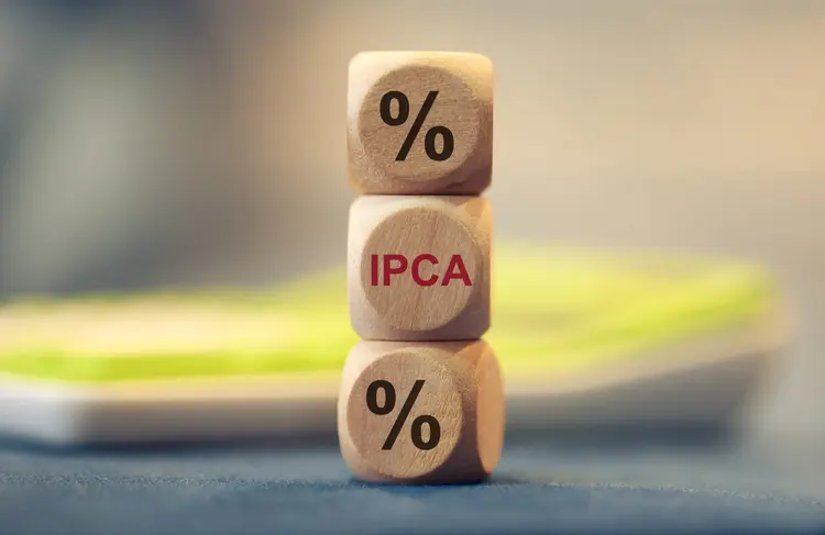 The initials IPCA and the percentage symbol written on wooden dice. (Rmcarvalho/Getty Images)