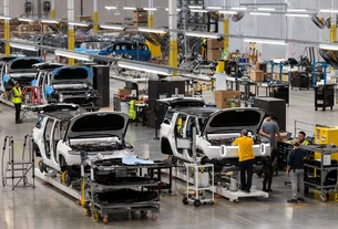 Rivian planeja mudar design de maçanetas para próximo SUV em meio a debate sobre segurança
