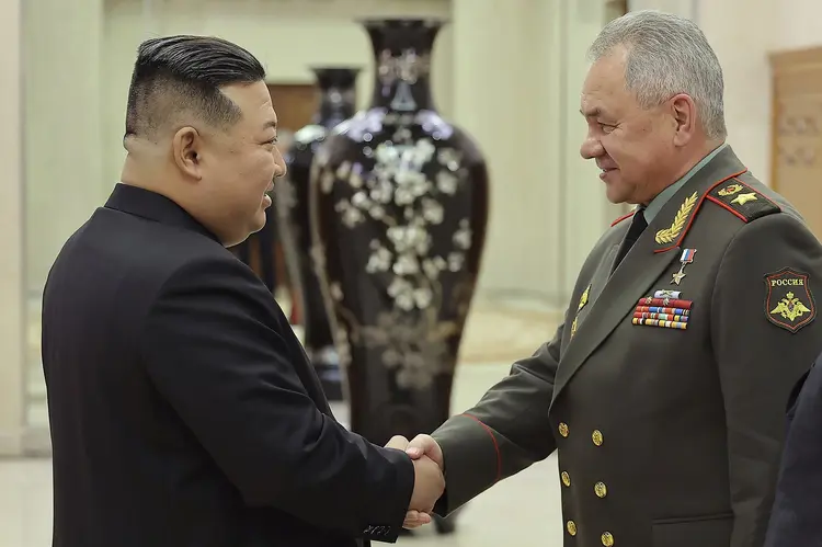 Shoigu e Kim foram vistos sorrindo enquanto inspecionavam alguns dos bombardeiros nucleares (Gamma-Rapho/Getty Images)