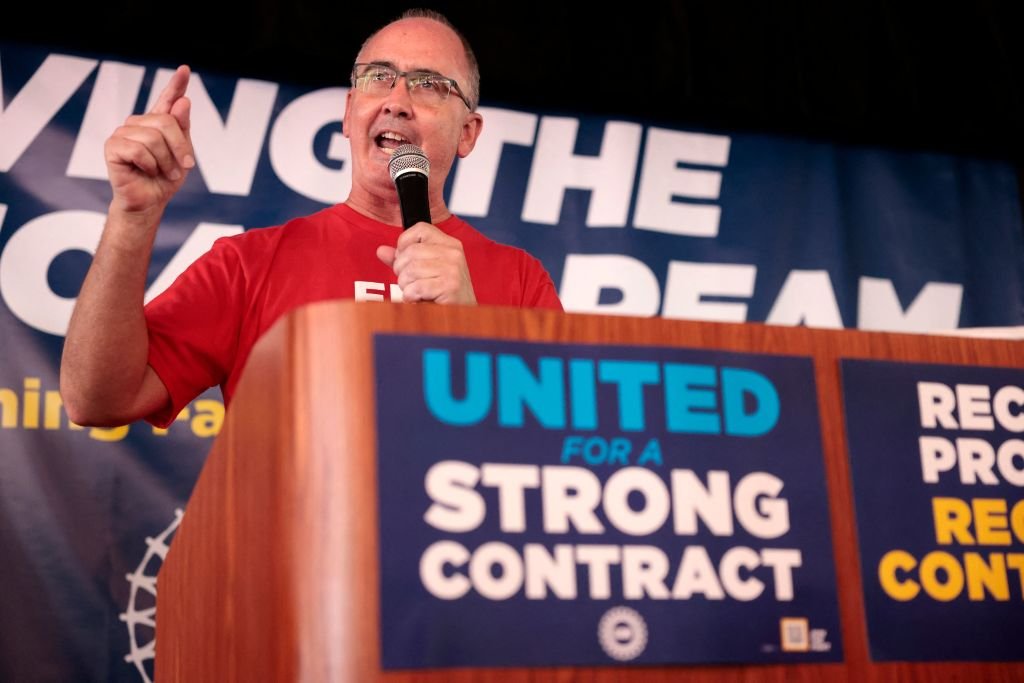 Shawn Fain, presidente do sindicato United Auto Works, lidera greve contra três principais montadoras americanas 