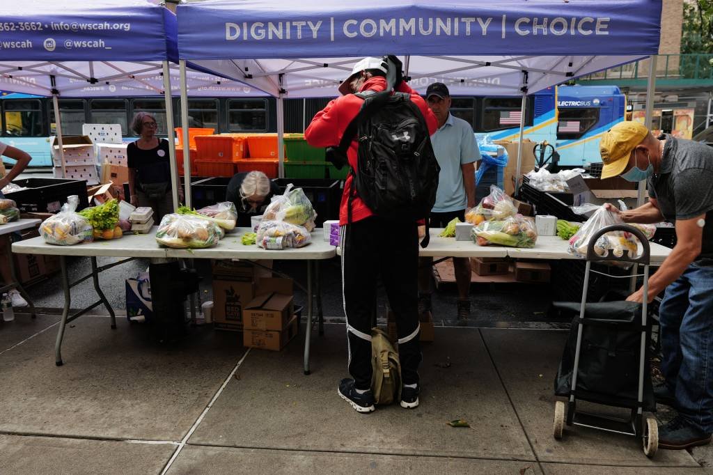 Voluntários doam comida em barracas na cidade de Nova York (Spencer Platt/Getty Images)