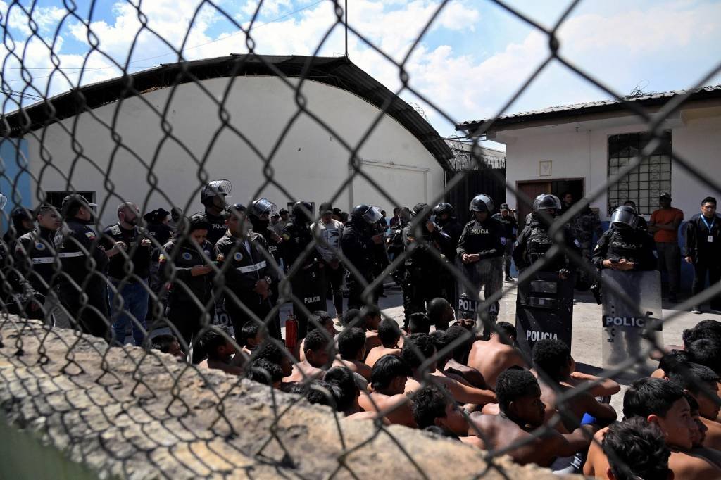 Presos mantêm 57 guardas e policiais reféns no Equador