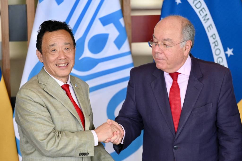 Cooperação sul-sul: Qu Dongyu, diretor-geral da FAO e Mauro Vieira, ministro das Relações Exteriores da República dão as mãos (EVARISTO SA/AFP /Getty Images)